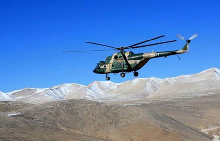Quân đội Trung Quốc đang tăng cường nghiên cứu phát triển và trang bị máy bay trực thăng hoạt động ở cao nguyên. Đây là hình ảnh máy bay trực thăng Mi-17B2 hoạt động ở cao nguyên.